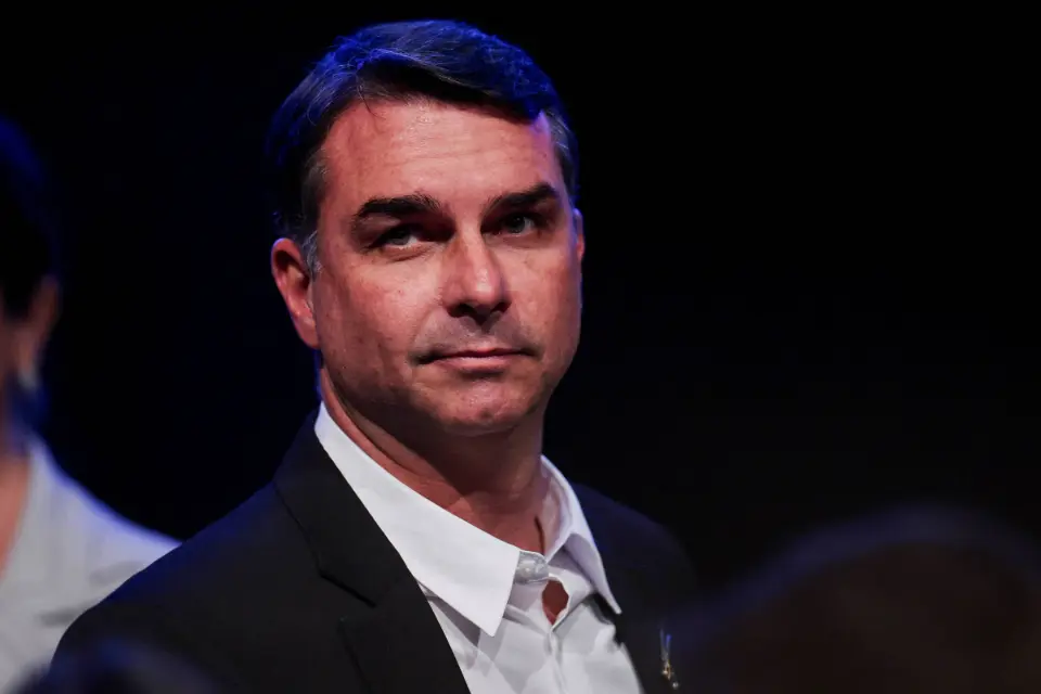 Mensagens tentam associar Flávio Bolsonaro ao PCC