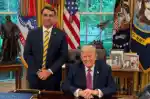 Ernesto Araújo sugere que Flávio Bolsonaro se tornou competitivo na eleição presidencial graças ao apoio de Donald Trump.