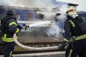 Rússia bombardeia estação de trem perto da Polônia enquanto ex-premiês europeus e ex-diretor da CIA deixavam a Ucrânia