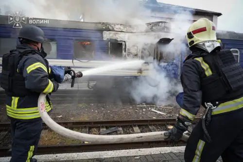 Rússia bombardeia estação de trem perto da Polônia enquanto ex-premiês europeus e ex-diretor da CIA deixavam a Ucrânia