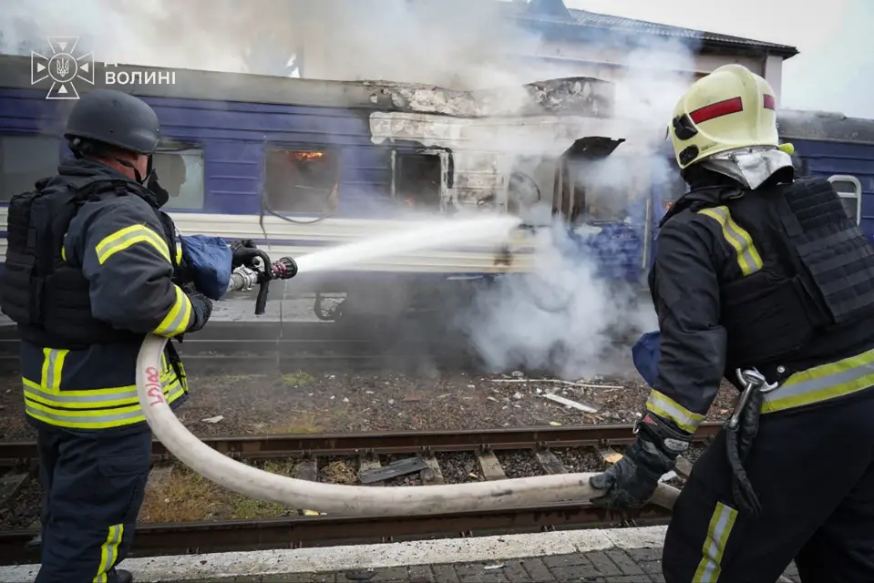 Rússia bombardeia estação de trem perto da Polônia enquanto ex-premiês europeus e ex-diretor da CIA deixavam a Ucrânia