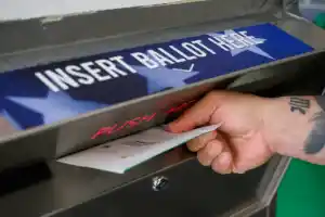 Suprema Corte dos EUA rejeita restrições de Trump ao voto por correio