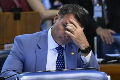 Flávio Bolsonaro quer entregar o SUS aos empresários