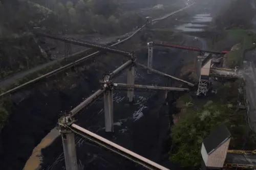 Governo Trump acaba com limite a emissões de carbono de usinas de energia