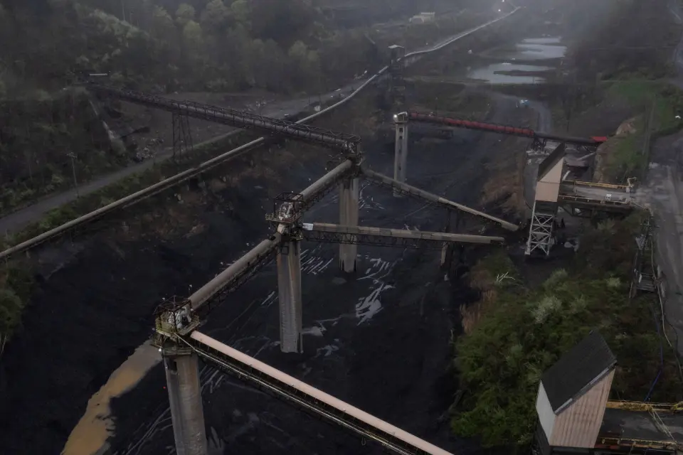 Governo Trump acaba com limite a emissões de carbono de usinas de energia