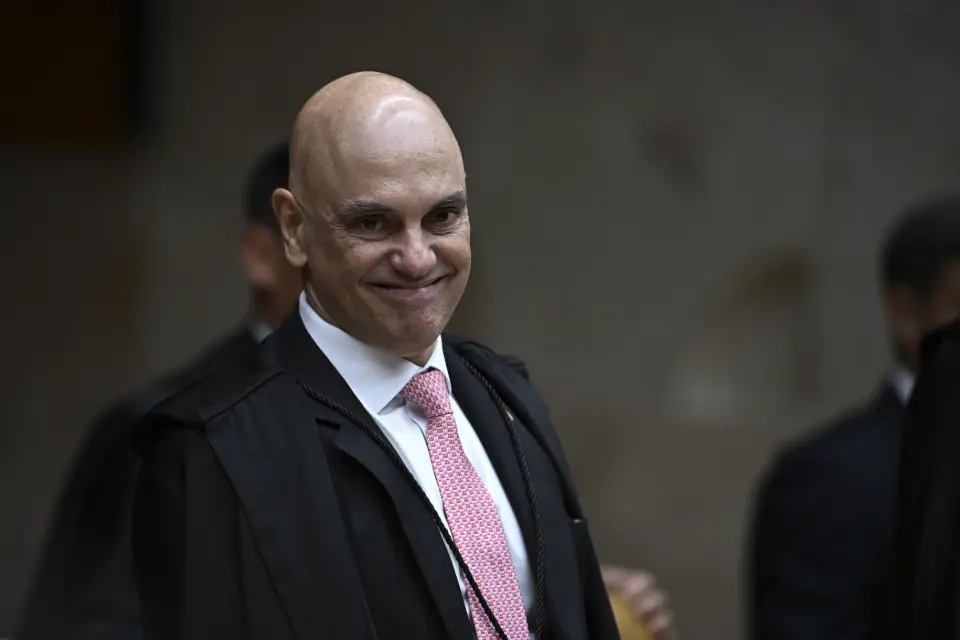 Moraes suspende visitas de Flávio a Bolsonaro e cobra explicações sobre carta