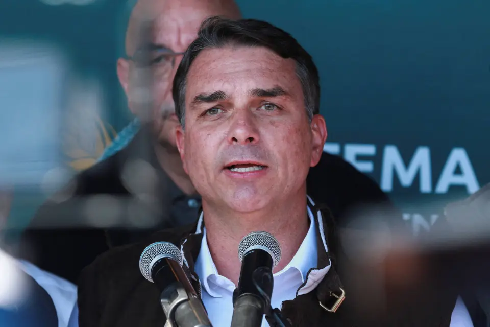 Flávio Bolsonaro associa governo Lula a Moraes e ignora 'Dark Horse' em dia de sessão no STF
