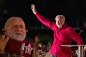 Lula diz que país não comporta político vira-lata que fica de 4 para os EUA