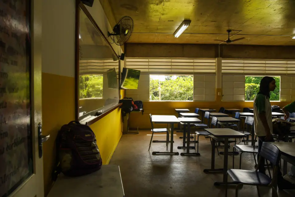 Número de professores de ensino médio com menos de 24 anos cai 30% em dez anos no país