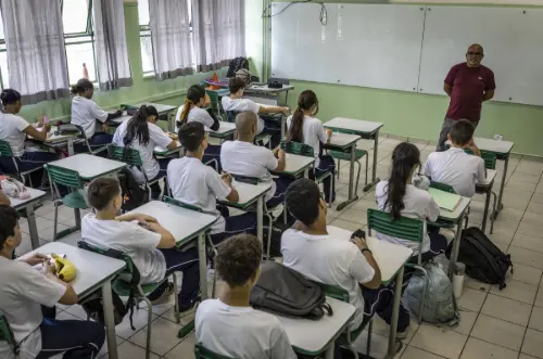 Boulos se reúne com entidades de educação críticas às escolas cívico-militares