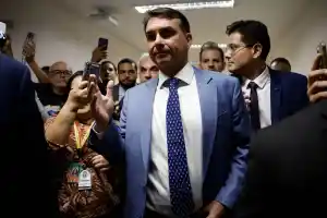 Campanha de Flávio acusa Dino de usurpar função do TSE após liberar publicações sobre Nossa Senhora