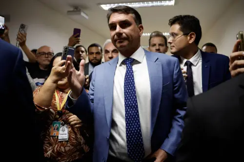 Campanha de Flávio acusa Dino de usurpar função do TSE após liberar publicações sobre Nossa Senhora