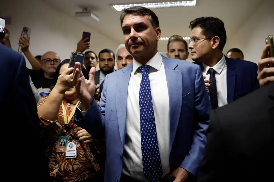 Campanha de Flávio acusa Dino de usurpar função do TSE após liberar publicações sobre Nossa Senhora