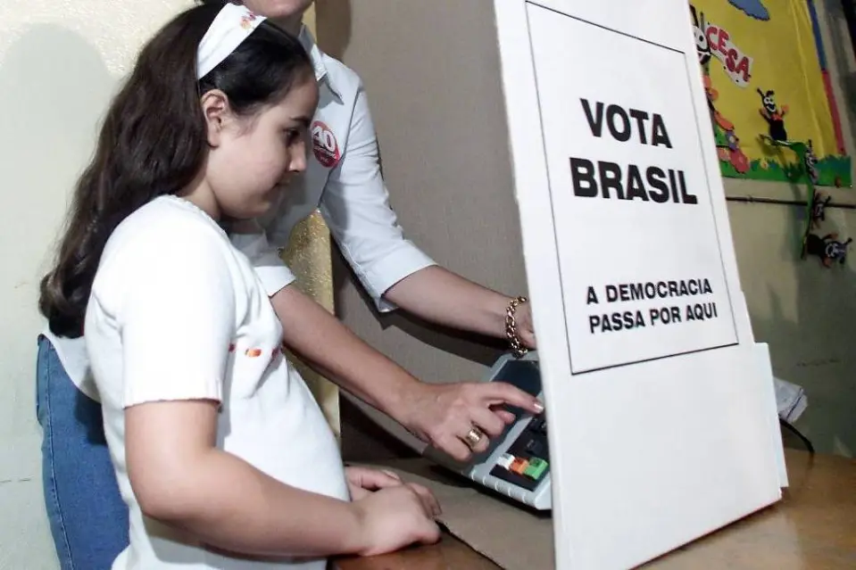 Datafolha: amigos, redes sociais, igreja e imprensa influenciam mais o voto ao final da eleição