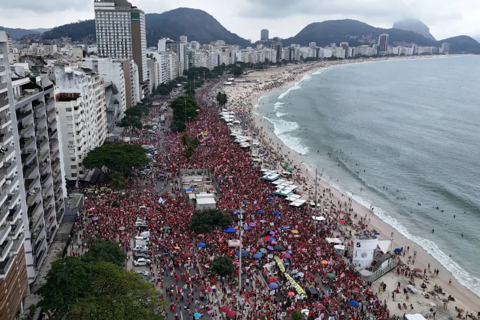 Apoiadores de Lula fazem ato em Copacabana, e Lindbergh compara mobilização a 'caras-pintadas'