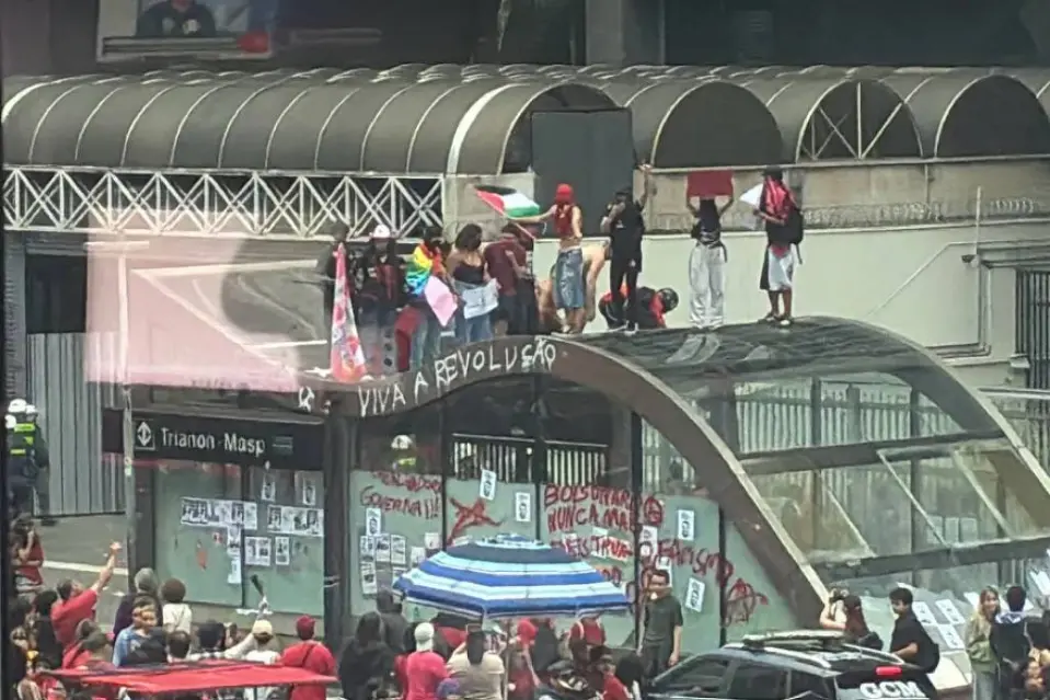 Imagens mostram pichação e danos em estação de metrô da Paulista após ato pró-Lula