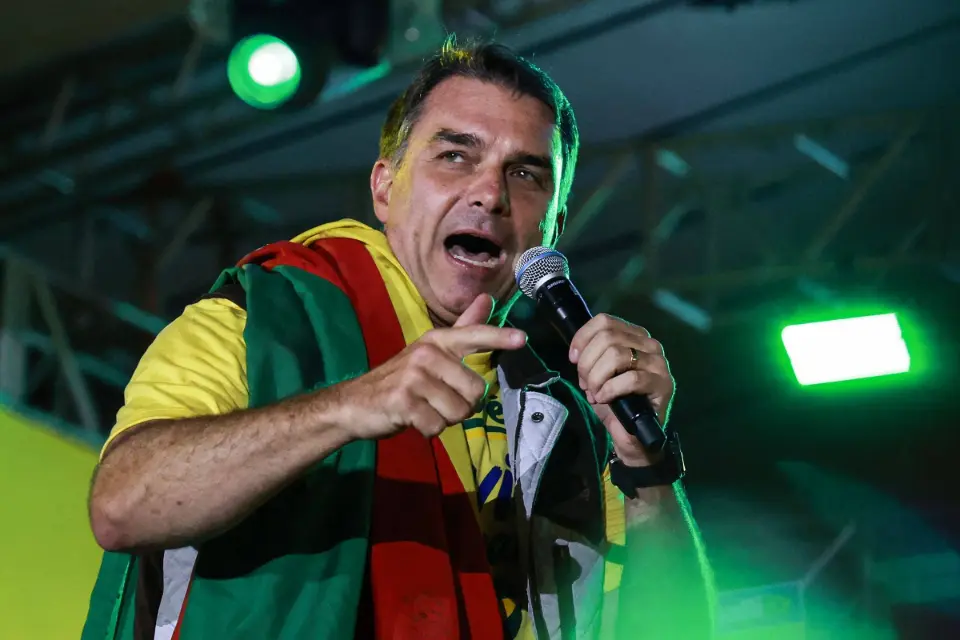 Flávio Bolsonaro cobra Meta no TSE e também se diz prejudicado após restrições contra Lula