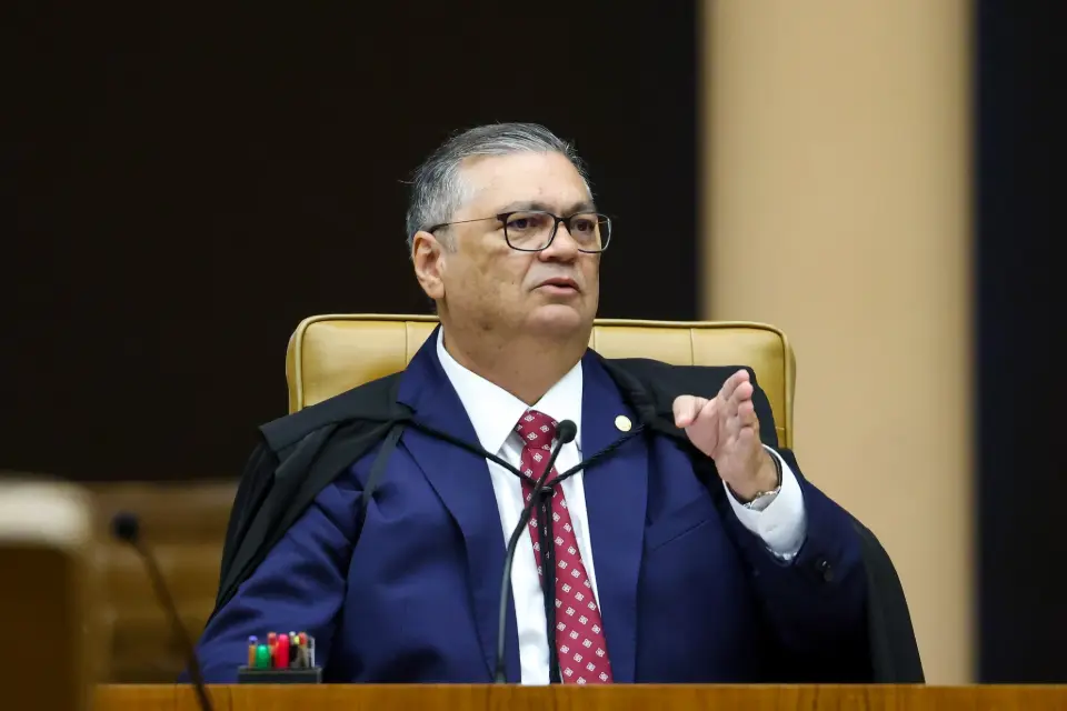 Dino manda PF investigar suposto financiamento estrangeiro na campanha de Flávio Bolsonaro