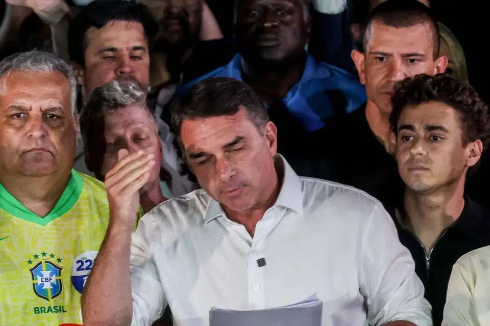 Aliados de Flávio dizem que ele já foi para os EUA