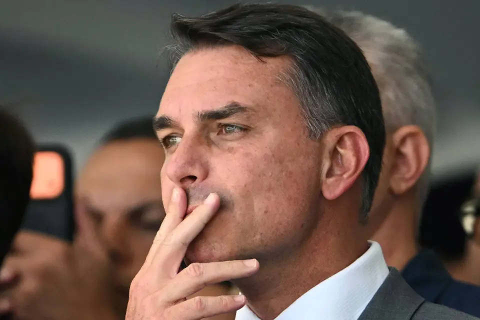 Deputados do PT pedem prisão de Flávio Bolsonaro e alerta vermelho da Interpol