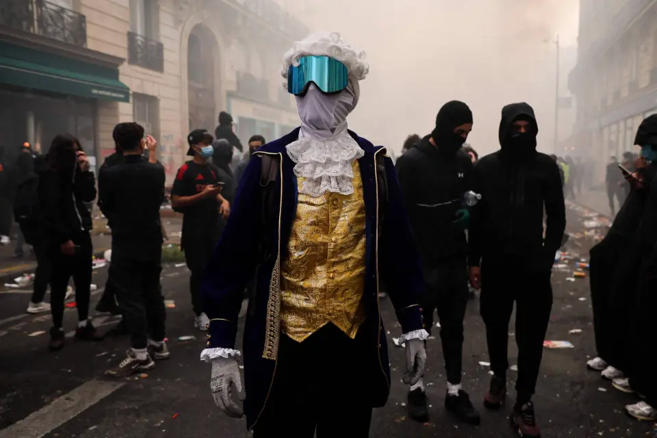 França reforça segurança para novos protestos no Halloween e teme ação de mascarados