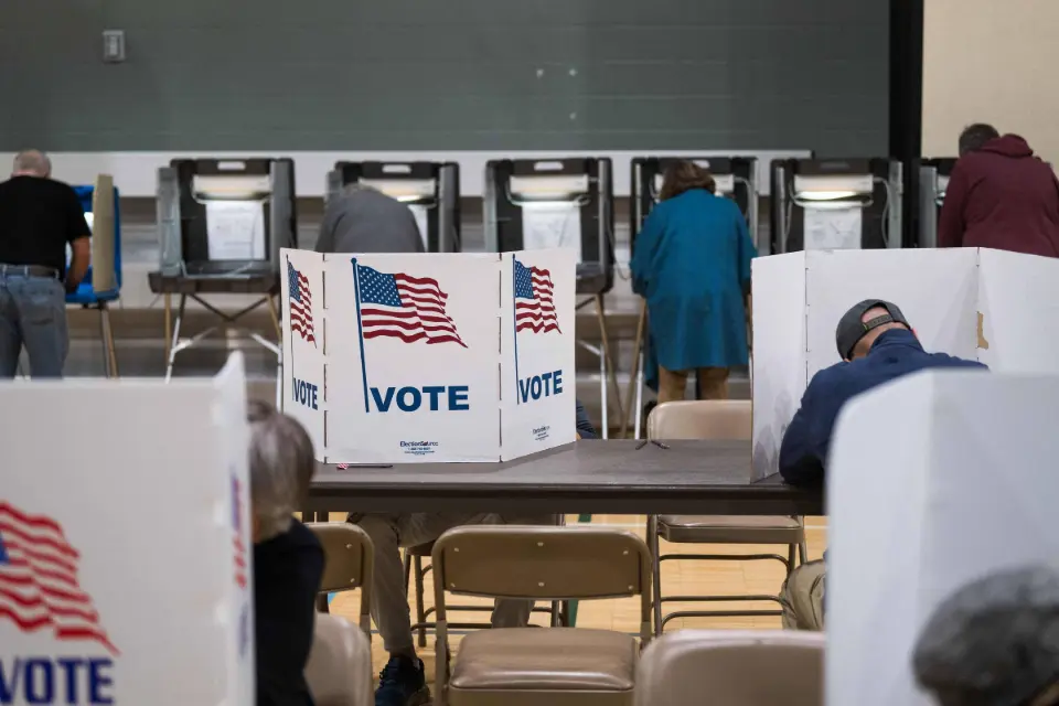Votos antecipados batem recorde nos EUA, com mais de 49 milhões depositados a três dias das eleições
