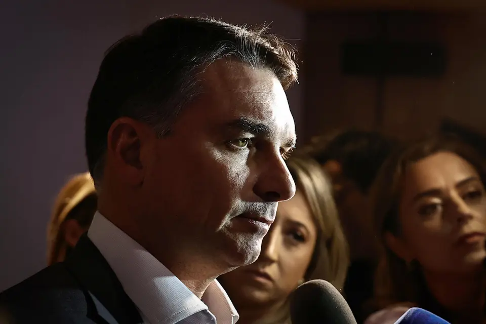 OAB aciona Moraes para garantir contato de Flávio com Bolsonaro na prisão domiciliar