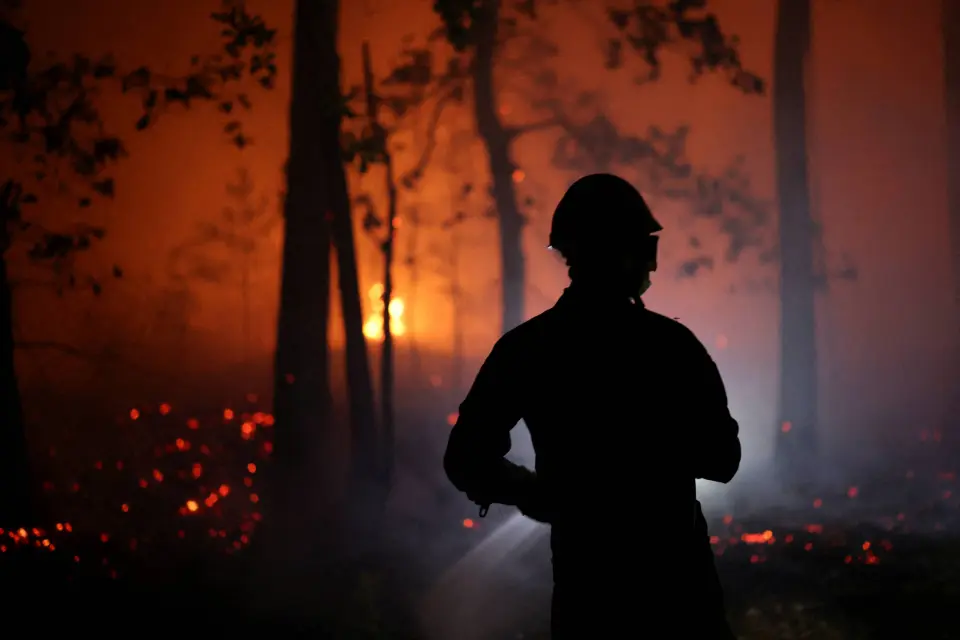 Incêndio avança em floresta perto de Paris e mobiliza 850 bombeiros