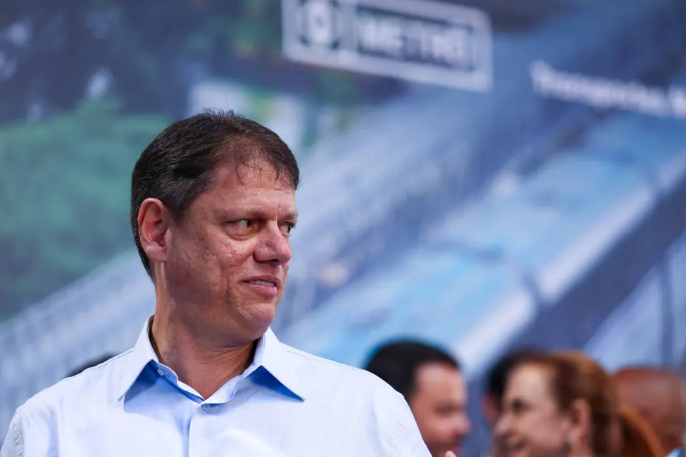Equipe de Tarcísio já derrubou na Justiça 21 anúncios críticos antes da campanha