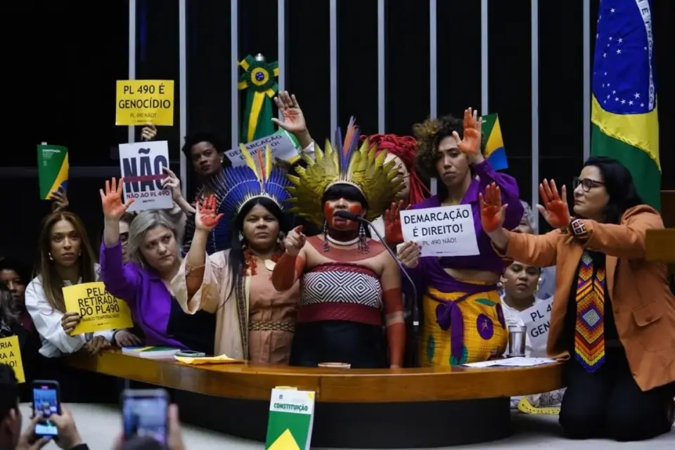 Câmara aprova projeto que permite cocares e turbantes em documentos