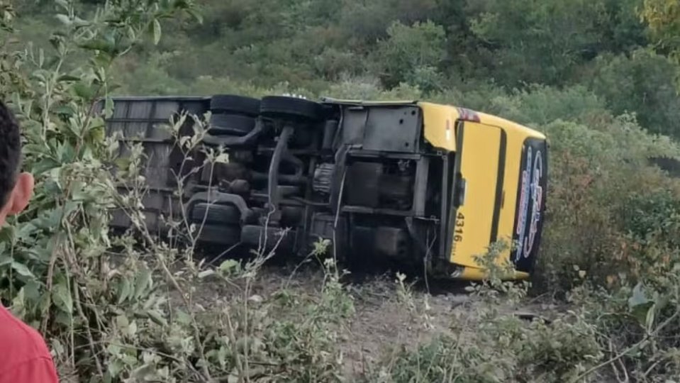 Ônibus tomba e deixa dois romeiros mortos no Ceará