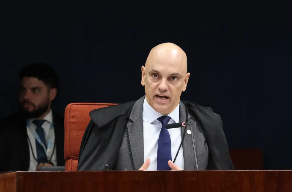 Carta divulgada por Flávio: Moraes dá cinco dias para PGR avaliar descumprimento de ordem judicial por Bolsonaro
