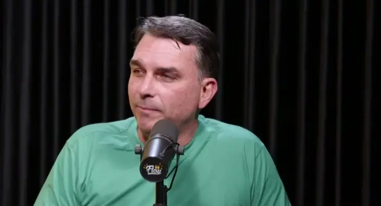 Flávio Bolsonaro afirma não ter mais relação com Michelle, nem ter assistido a vídeo da ex-primeira dama