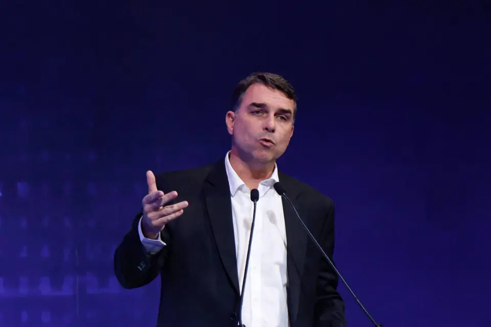 Campanha de Flávio Bolsonaro volta a questionar no TSE pesquisa da AtlasIntel