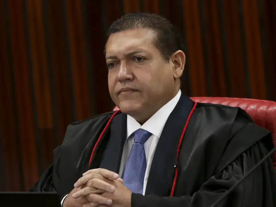 Decisão do TSE fixa prazo de 24 horas para remoção de conteúdo que associa senador a facção criminosa
