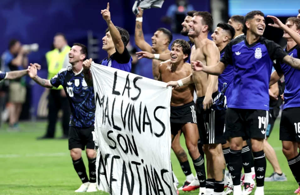 Milei chama de "válida e lícita" faixa das Malvinas exibida pela Argentina