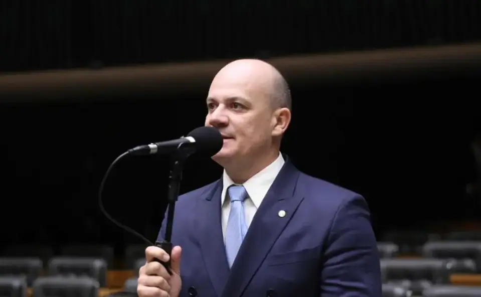 Oposição pede impeachment de Moraes por restrições a contato entre Flávio e Bolsonaro