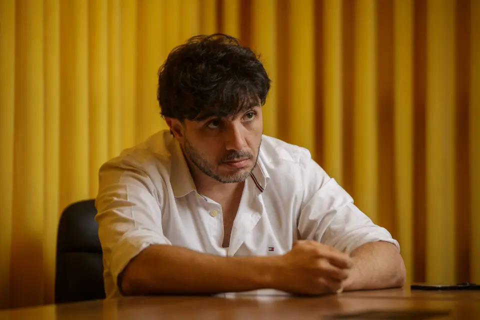 Renan Santos (Missão) critica Lula e Flávio por tarifaço e diz que negociaria terras raras