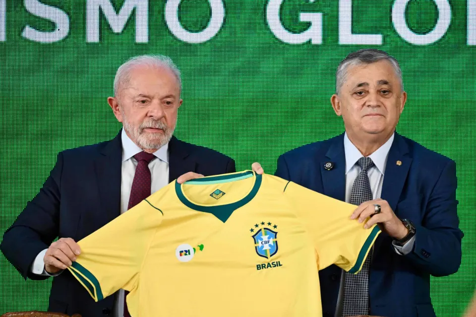 Flávio Bolsonaro está desesperado com caso Master e age como lobista dos EUA, diz ministro de Lula