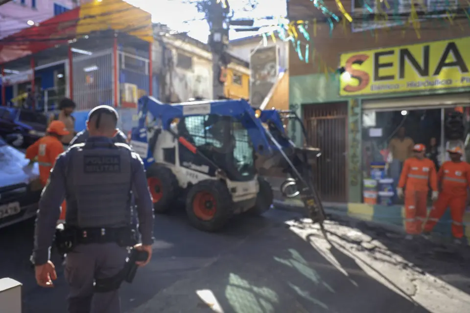 PM e prefeitura destroem barricadas e lombadas irregulares em Paraisópolis, SP
