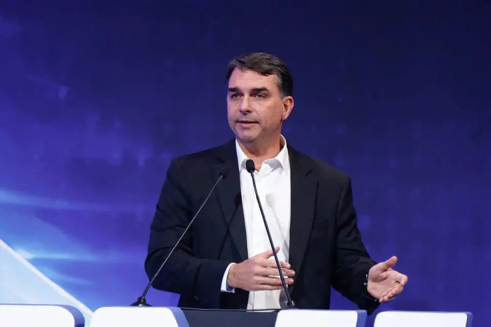 Flávio Bolsonaro pede mais tempo para depor à PF sobre calúnia contra Lula