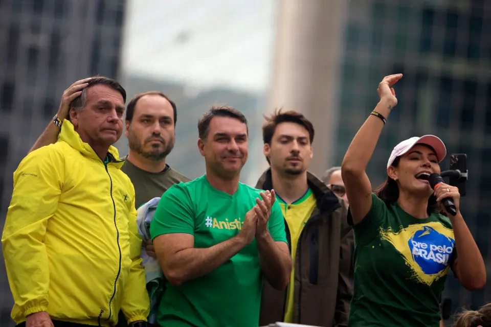 Aliados de Flávio avaliam que veto a encontros políticos com Bolsonaro dificulta articulação antes das convenções