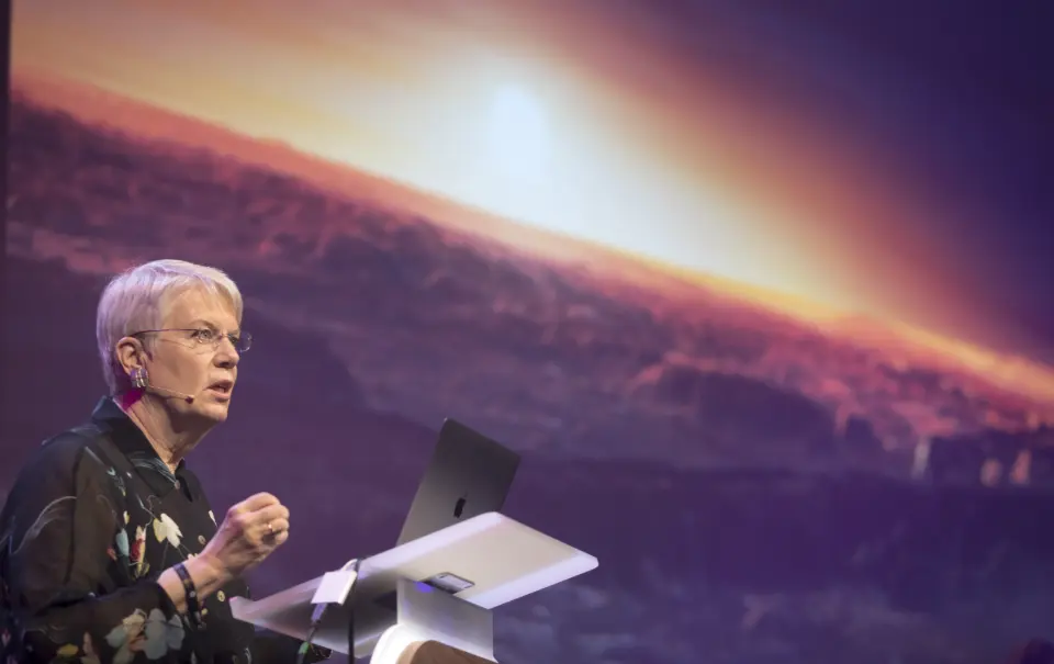 'Precisamos encontrar uma maneira de não nos destruirmos', diz astrônoma Jill Tarter sobre vida extraterrestre