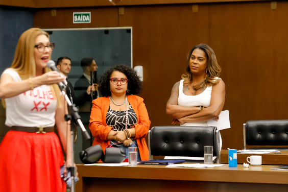 Vereadora precisa de escolta após aprovação de PL que proíbe trans em competições femininas