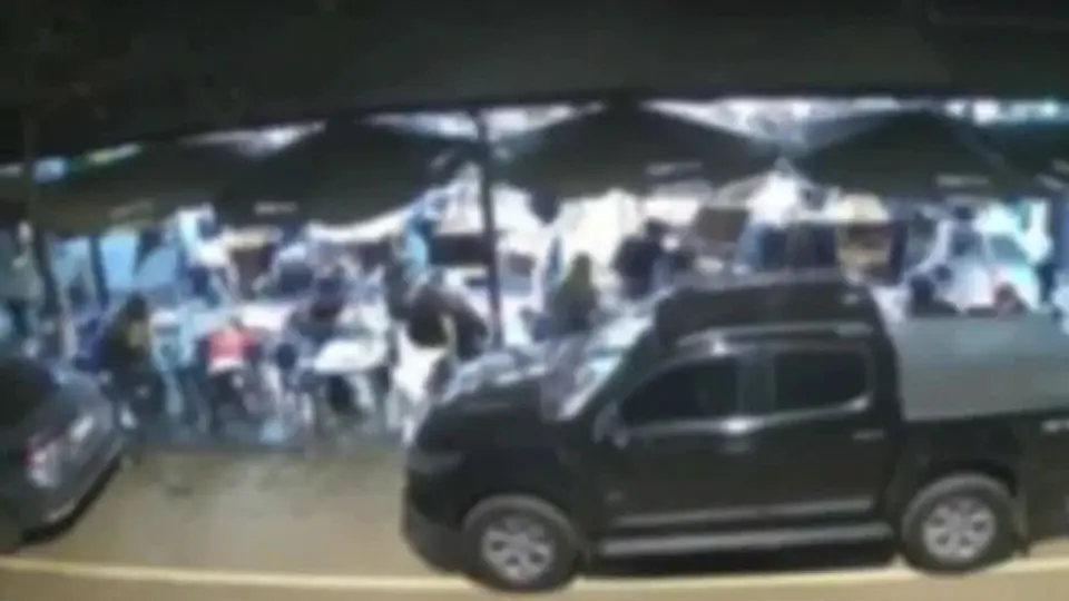 Ataque a tiros deixa dois mortos e três feridos no Paraná; suspeito fugiu