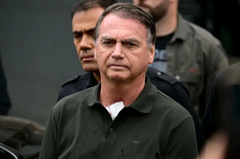 Moraes mantém prisão domiciliar de Bolsonaro e suspende visitas sociais por 30 dias