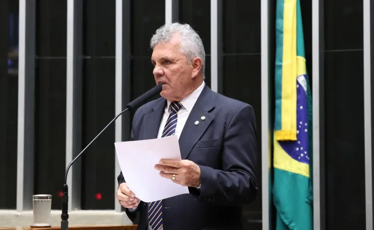 Câmara aprova suspensão de prescrição para condenado que fugir da prisão