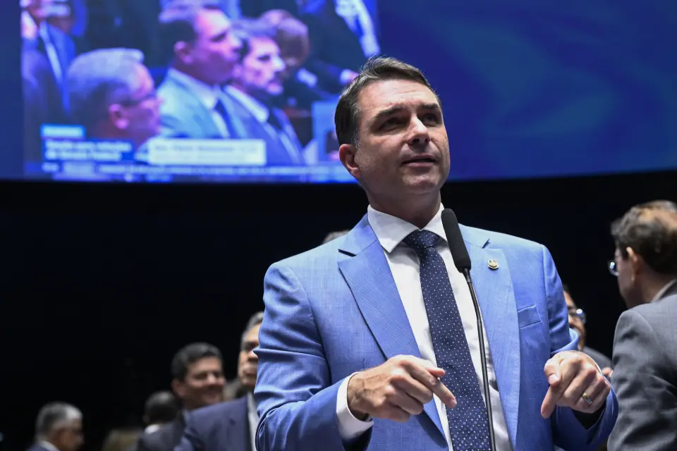 Flávio diz que não vai "abaixar a cabeça para tirano" após Moraes ampliar restrições a Bolsonaro