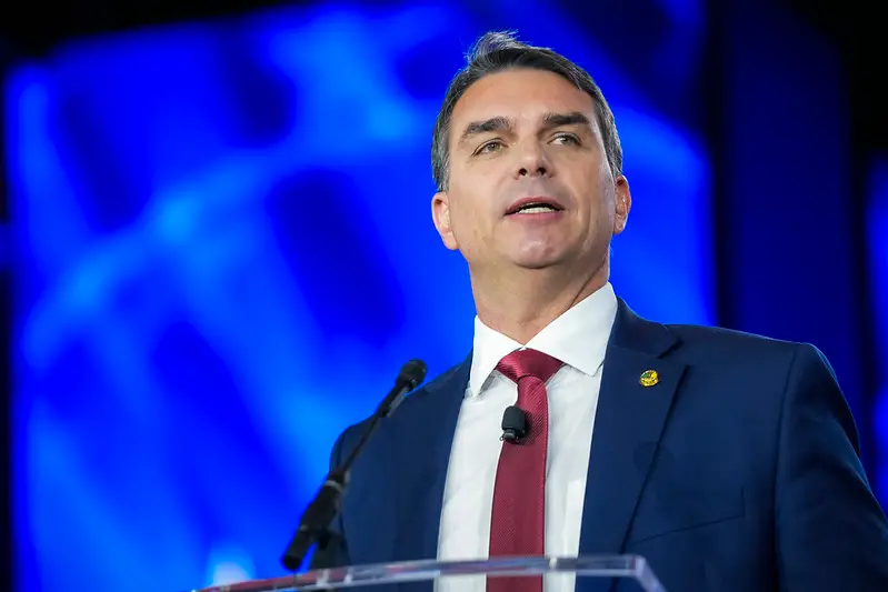Flávio Bolsonaro defende eleição de senadores favoráveis ao impeachment de Moraes