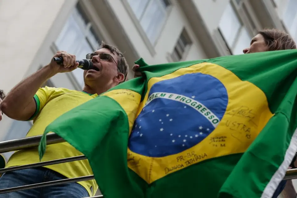 Flávio Bolsonaro diz que anistiados pelo 8/1 subirão rampa do Planalto